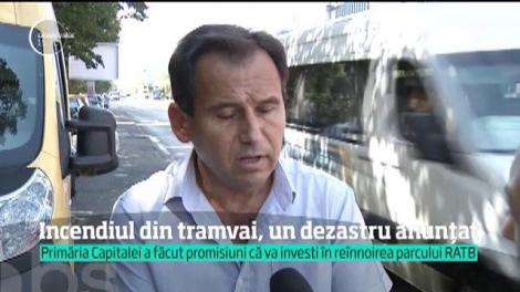 Imagini de coşmar, surprinse de reporteri în tramvaiele din Capitală! Cinci oameni au fost la un pas de moarte, într-un vagon cuprins de flăcări, iar dezastrul s-ar putea repeta oricând