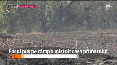 Casa unui primar din Gorj a ars după ce un localnic a aprins vegetaţia uscată de pe câmp, iar flăcările s-au extins