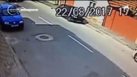 Doi şoferi care nu s-au înţeles care să treacă primul pe o stradă îngustă şi-au lovit puternic maşinile