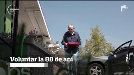 Vârsta nu are nicio importanţă atunci când vrei să faci bine. La 88 de ani, bărbatul face voluntariat ca să-i ajute pe cei neputincioşi