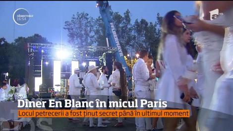 Sute de oameni au dat curs invitaţiei la celebrul "Diner en Blanc", în Micul Paris