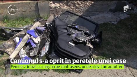 Un camion a spulberat o maşină şi a distrus o casă, în judeţul Cluj. Şoferul n-a mai avut timp să evite nenorocirea