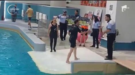 E alertă de gradul 0 la Delfinariu, în urma protestului de ieri. Directorul instituţiei crede că cineva ar putea otrăvi delfinii şi vorbeşte chiar de eco-terorism