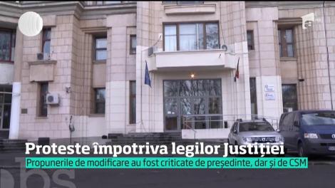 Propunerea ministrului Tudorel Toader de a modifica legile justiţiei a scos din nou românii în stradă