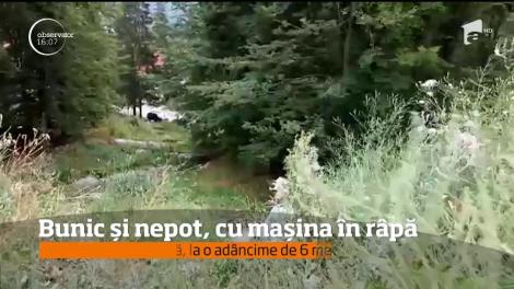 Un copil de doi ani şi bunicul lui au scăpat ca prin minune după ce au căzut cu maşina într-o râpă, în zona telegondolei din Sinaia