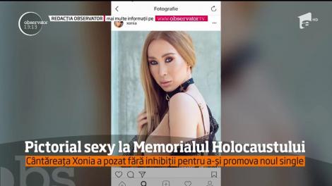 Imagini indecente surprinse la Memorialul Holocaustului din Capitală! Cântăreața Xonia a stârnit revoltă pe internet, după ce s-a fotografiat în ispostaze sexy