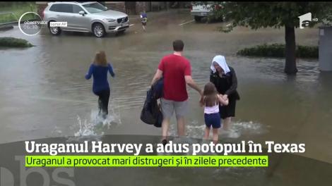 Uraganul Harvey, retrogradat la nivelul de furtună tropicală, s a dezlănţuit asupra statului Texas cu o furie fără precedent