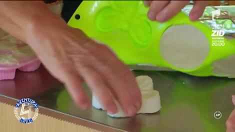 Veselie mare, SĂ PUNĂ mâna să facă treabă, ce mai! Vedetele învață să facă săpun din ulei de măsline