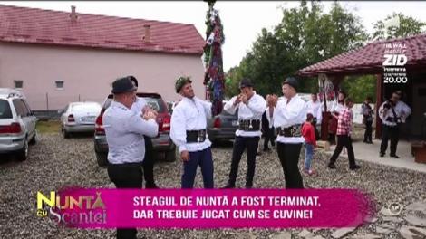 Mirele şi fărtaţii lui muncesc de zor la steagul de nuntă!