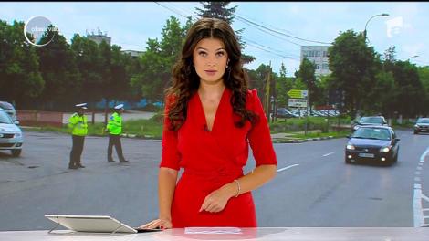 Doi poliţişti se luptă cu un şofer şi trag de el ca de un manechin