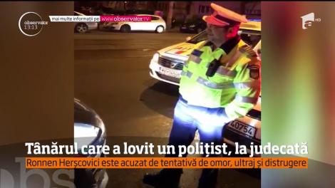 Tânărul de 22 de ani care a lovit un poliţist într-o intersecţie din Bucureşti şi l-a târât zeci de metri pe capota maşinii a fost trimis în judecată