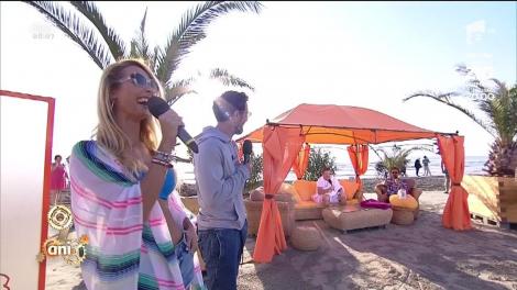 Flavia şi Amalia, colege de cameră pe litoral. "Ştii cât de frumos miroase Flavia dimineaţa?'". Dani: "Mi se pare penibil, dar puteţi filma asta data viitoare?"