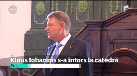 Președintele Klaus Iohannis s-a întors la catedră. A strigat catalogul la Sibiu, la 20 de ani de la absolvirea elevilor cărora le-a fost diriginte