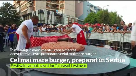 Cel mai mare burger din lume a fost preparat în Serbia