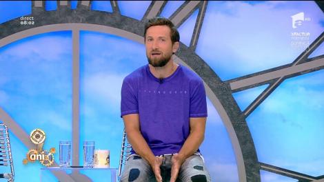 Dani şi Răzvan s-au reîntors în platoul "Neatza" cu energie şi cu un... picior în ghips: ”Ce bine că nu purtăm kilt! În poziţia asta...”