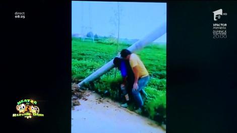 Smiley News. Cum se ridică la vertical un stâlp de electricitate în China? Cu umărul!