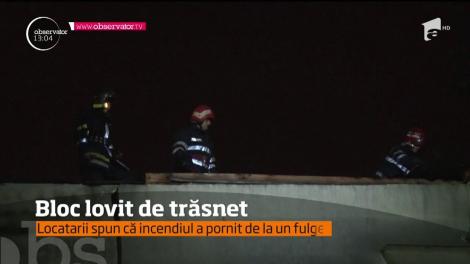 Zeci de oameni au fost evacuaţi în toiul nopţii după ce acoperişul unui bloc din Bacău, lovit de un fulger, s-a aprins ca o torţă