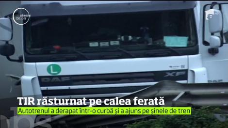 A răsturnat un TIR pe calea ferată. I s-a întâmplat în judeţul Arad, unui şofer care a derapat într-o curbă din cauza vitezei prea mari!