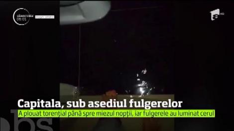 S-au rupt norii în Capitală. A plouat torenţial câteva ore, iar fulgerele au cutremurat oraşul de sute de ori