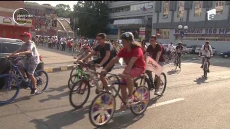 Biciclistele din Bacău şi-au dat întâlnire într-un parc din oraş! Prima ediţie a paradei Skirt Bike