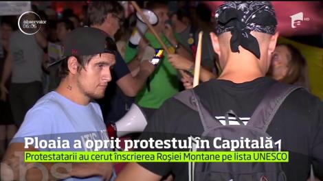 Peste 500 de oameni au protestat din nou în Piaţa Victoriei şi au cerut demisia Guvernului