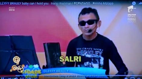 Smiley News. Toată lumea râde! Omul orchestră cântă pe limba lui