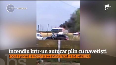 Panică în judeţul Timiş! Un autocar în care se aflau 50 de persoane a luat foc în mers