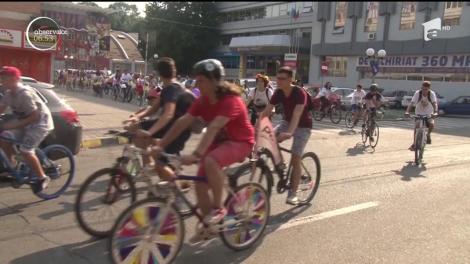 Spectacol de culoare şi voie-bună în Bacău, unde a fost organizată o paradă a doamnelor care se urcă pe bicicletă îmbrăcate în fuste sau rochii