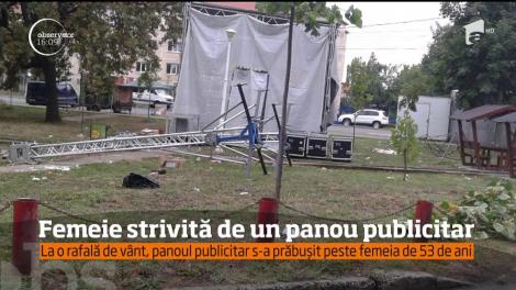 O timişoreancă de 53 de ani a ajuns în stare foarte gravă la spital după ce a fost strivită de un panou publicitar, dărâmat de o rafală de vânt!