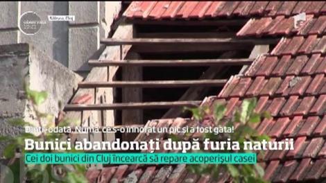 Vijelia le-a luat acoperişul, nu şi speranţa. Doi bunici îşi repară, singuri, ţiglele smulse de vânt