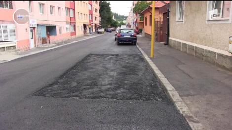 Asfaltare tipic românească la Braşov! Au turnat asfaltul în jurul unui autoturism