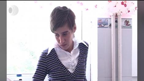 Aproape incapabilă să-şi păstreze echilibrul, o tânără mamă a reuşit cu greu să ajungă la urgenţe cu fiul ei de numai 6 luni, rănit la cap