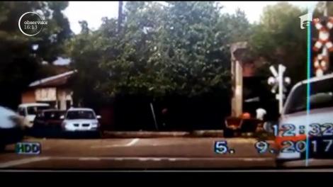 Un şofer de microbuz a dat dovadă de o inconştienţă de zile mari! A trecut cu maşină plină peste calea ferată în timp ce se apropria un tren