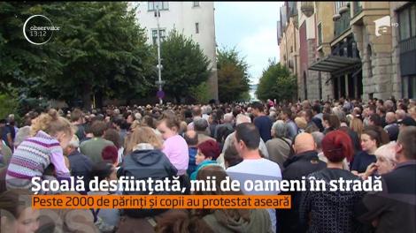 Protest cum nu s-a mai văzut în România. Două mii de oameni au ieşit în stradă după ce o şcoală din oraş a fost închisă