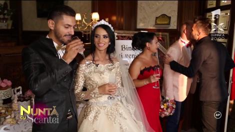 Mirii își întâmpină invitații plini de fericire!