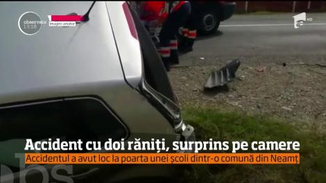 Accident cu doi răniţi, surprins de camerele de supraveghere, într-o localitate din Neamţ