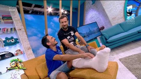 ”Dau petrecere când scap!”. Piciorul în ghips al lui Răzvan bagă pe toată lumea în priză: ” - Alo, Dani, unde pleci? N-ai uitat nimic?”