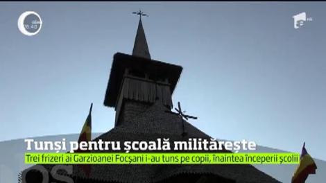 Câţiva copii din familii nevoiaşe se vor întoarce la şcoală cu tunsori moderne