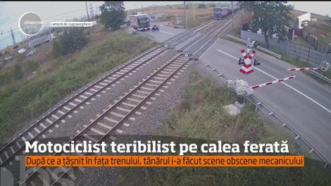 Imagini incredibile! Un motociclist din Arad a făcut spectacol la trecerea peste calea ferată