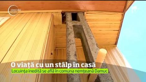 O familie din Neamț au un stâlp înfipt în mijlocul casei