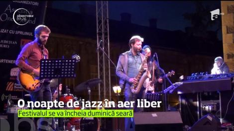 O noapte de jazz în aer liber a adunat zeci de băimăreni în Piața Cetății