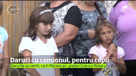 Daruri cu camionul, pentru copii din comuna Lapoș, din Prahova