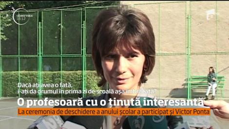 O profesoară cu o ținută interesantă! Dascălul de informatică a ales un outfit nepotrivit pentru festivitatea din prima zi de școală