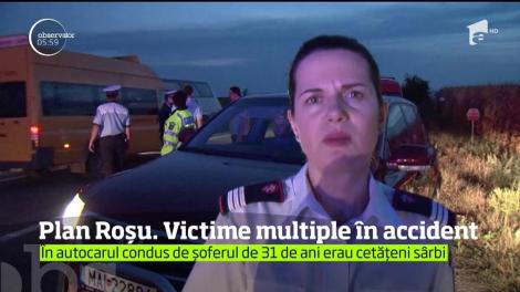 Impact violent între un autocar şi un camion. 13 pasageri au fost răniţi