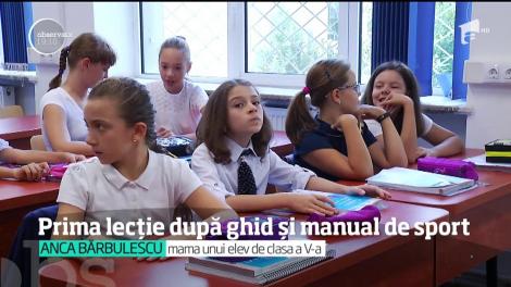 Prima zi de lecţii, primul şoc! Elevii de clasa a cincea au descoperit cartea unică pentru 14 materii