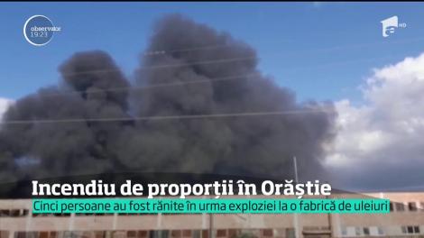 Incendiu de proporții în Orăștie. Cinci persoane au fost rănite în urma exploziei la o fabrică de uleiuri