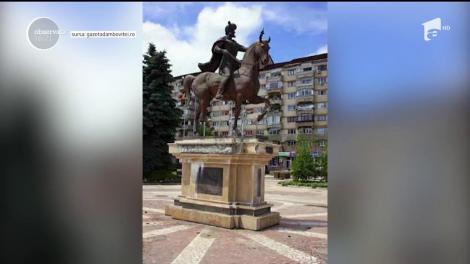 Scandal în Târgovişte! Statuia lui Mihai Viteazul a devenit aurie