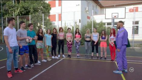 Prima oră din viața de profesor! Robică a preluat fetele din clasă: „Să face puțin stretching. Așezați-vă cu spatele la mine și fandați ușor!”