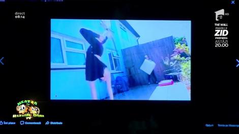 Smiley News. Trage cu arcul cu ajutorul picioarelor. Este şi domnişoară, şi dezvoltată "armonios". Dani: "E dată naibii!"