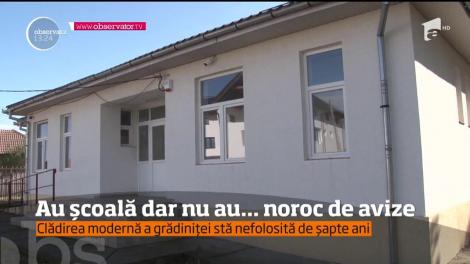 O şcoală nouă din Mehedinţi a rămas în continuare goală din cauza lipsei autorizaţiilor